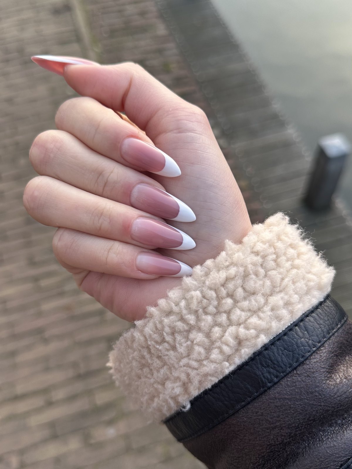 Lange amandelvormige nagels met een French finish